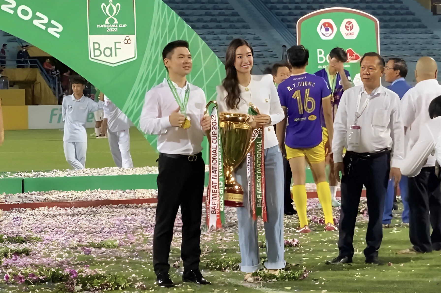 3 nàng dâu hào môn khéo chọn giày khi sánh đôi bên chồng, một mỹ nhân đi dép lê mà được khen hết lời - 17