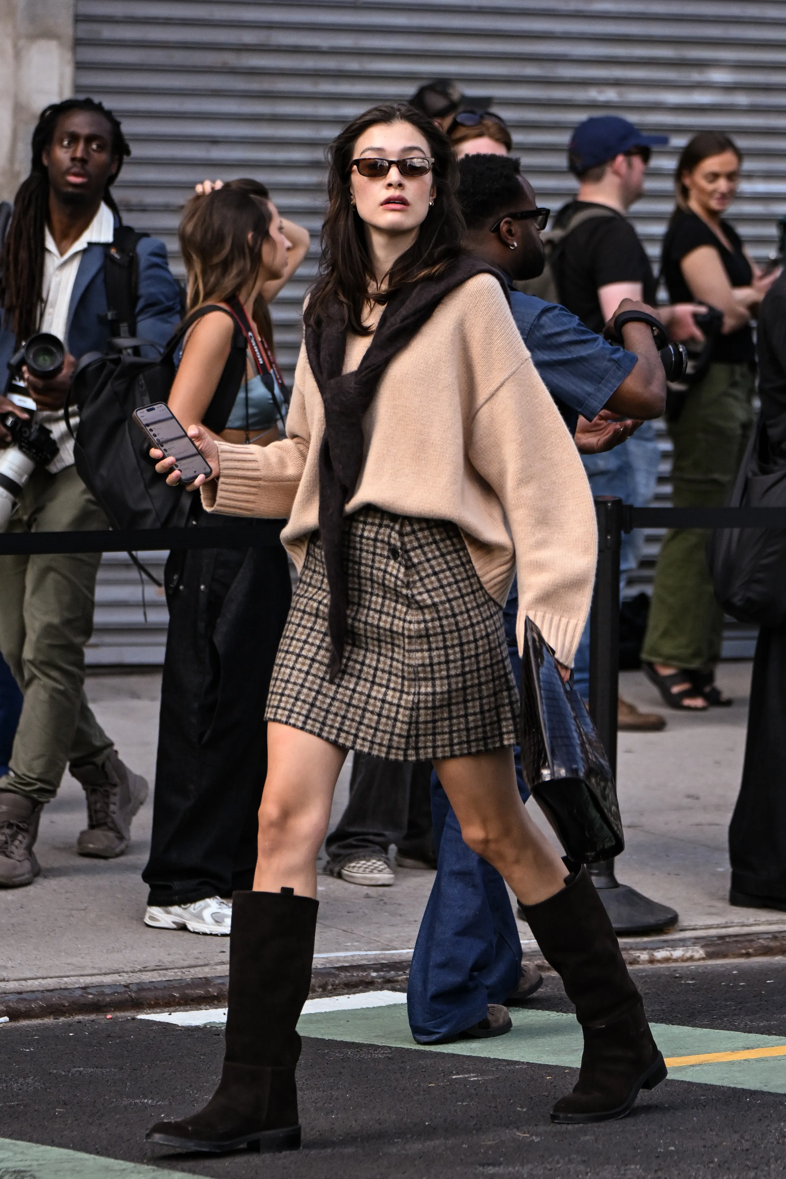 Cập nhật 8 kiểu bốt đẹp nhất thu đông 2025: Tôn dáng, “hack” chân thon và hợp mọi phong cách từ tối giản đến sang chảnh - 11