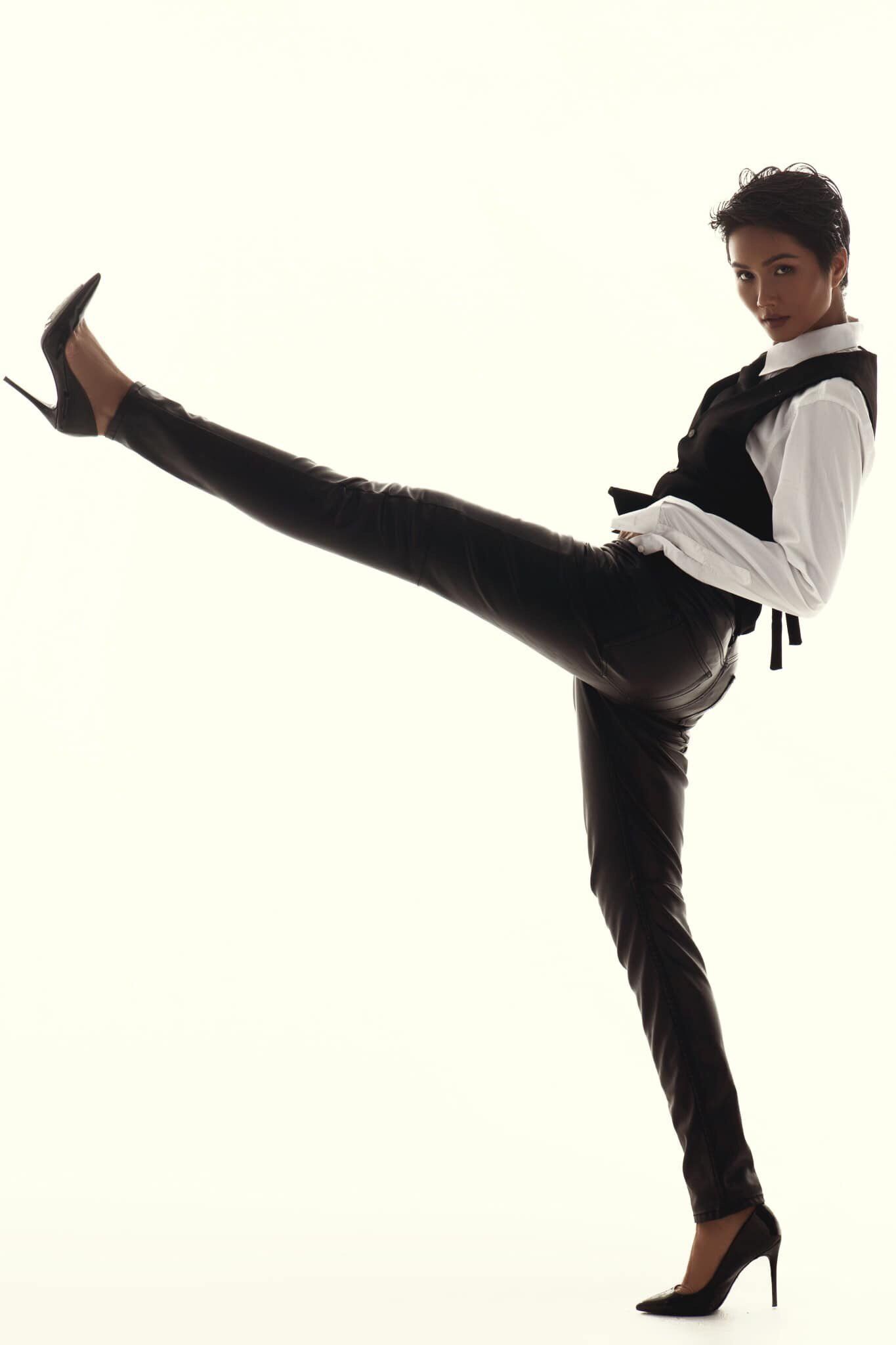 H'Hen Niê khoe ảnh hồi nhỏ chứng minh con giống mẹ, dân tình lại phát hiện cô có tố chất hoa hậu từ bé - 9