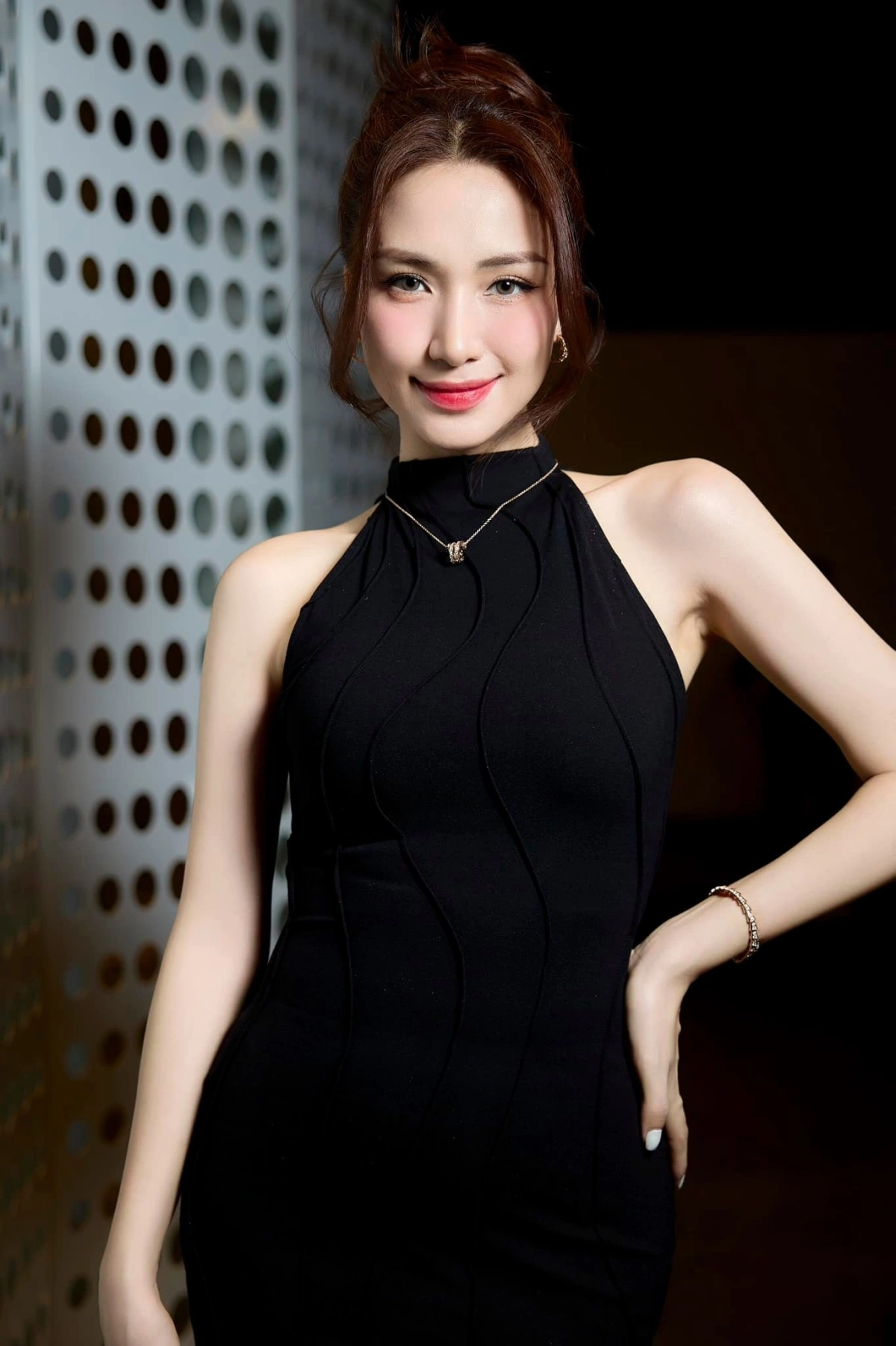 Đi ăn cưới cả showbiz, Hòa Minzy chỉ mặc đúng 2 màu đẹp nổi bật mà không lấn lướt cô dâu, đạt 100 điểm tinh tế - 4