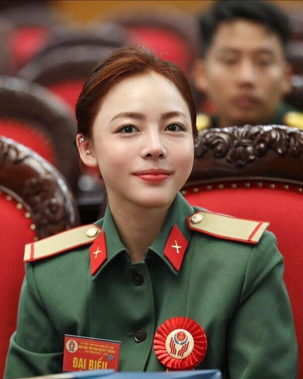 "Báu vật nhan sắc quốc gia" năm 2025: Nam thần quân đội hút 2 tỷ lượt xem, cặp đôi "hậu duệ mặt trời" gây sốt - 16