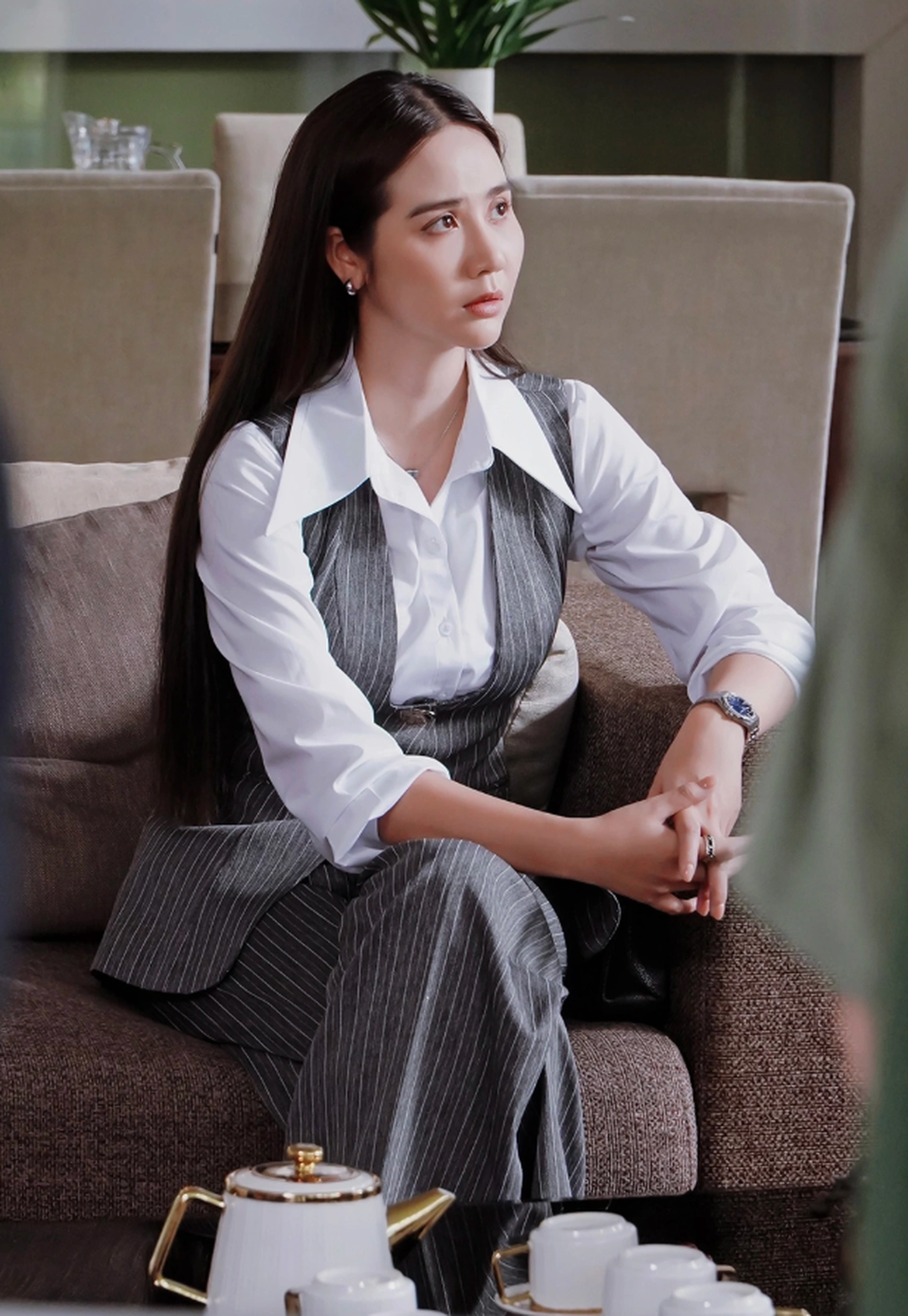 Huyền Lizzie là mỹ nhân mặc đồ công sở đẹp nhất màn ảnh, chị em mê phong cách tổng tài tham khảo ngay - 3