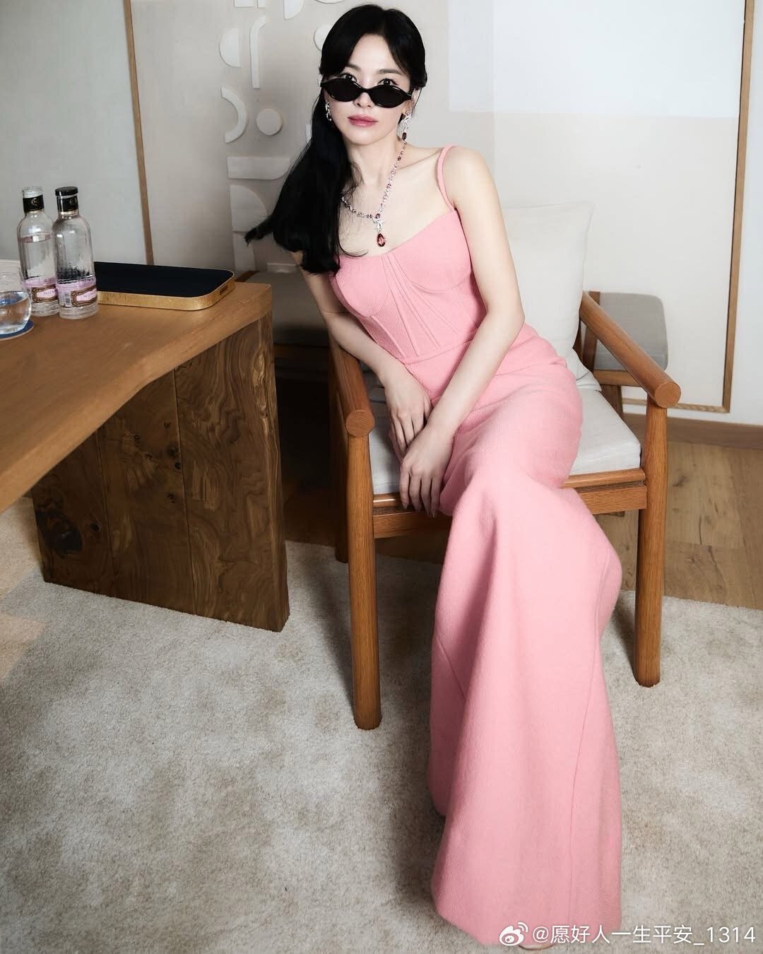 Học ngay 3 “vũ khí thời trang” của Song Hye Kyo giúp phụ nữ tuổi 40 nâng tầm phong cách và khí chất chỉ trong tích tắc - 3