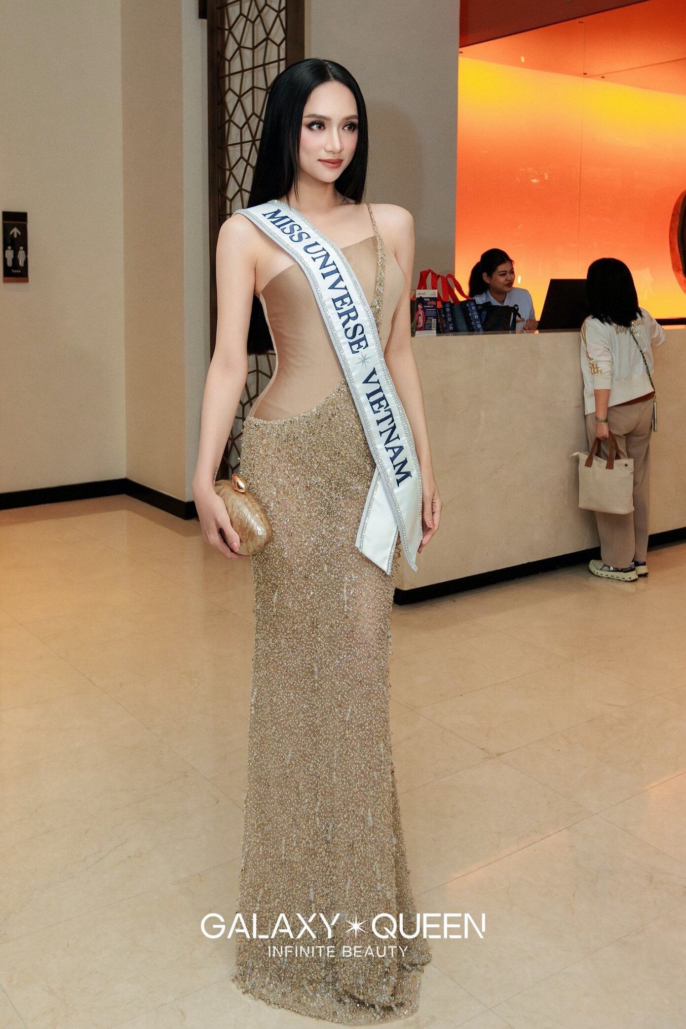 Hương Giang xách túi trăm triệu &#34;tình cũ&#34; tặng phối với chục kiểu váy áo, đọ sắc dàn người đẹp tại Miss Universe - 4