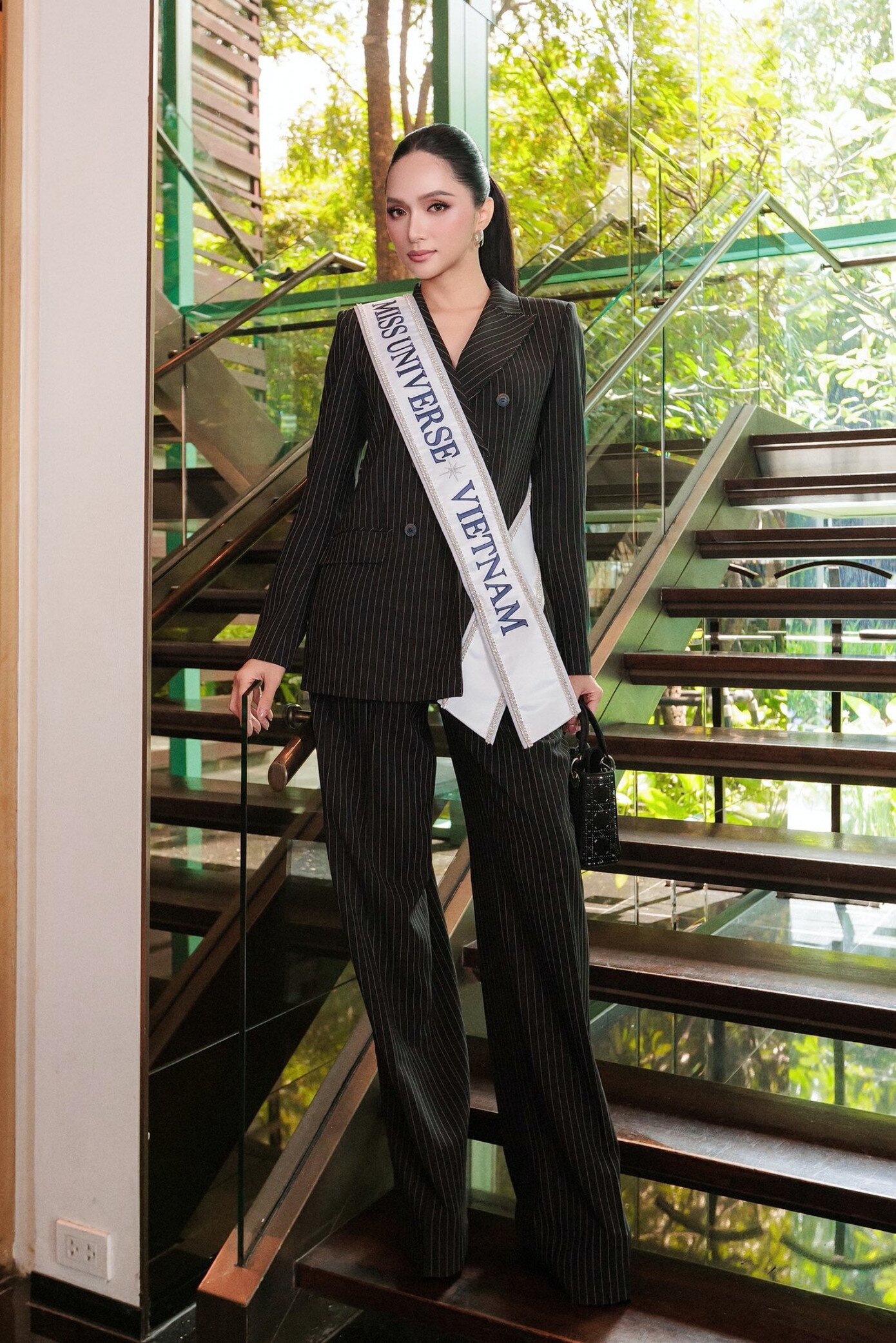 Hương Giang xách túi trăm triệu &#34;tình cũ&#34; tặng phối với chục kiểu váy áo, đọ sắc dàn người đẹp tại Miss Universe - 8