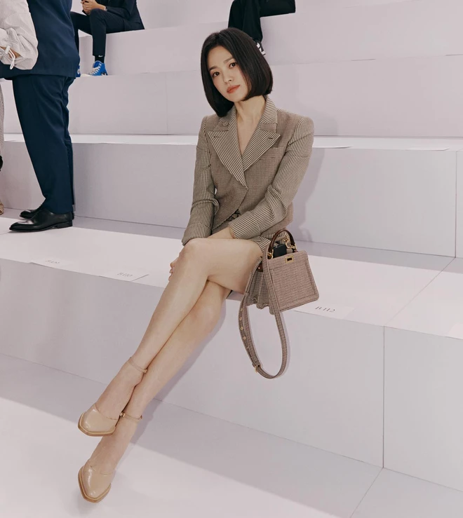 Học ngay 3 “vũ khí thời trang” của Song Hye Kyo giúp phụ nữ tuổi 40 nâng tầm phong cách và khí chất chỉ trong tích tắc - 17