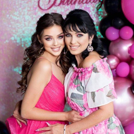 Mẹ vợ Bùi Tiến Dũng sinh ở nơi "phụ nữ đẹp nhất thế giới", nhìn sang mẹ vợ Đoàn Văn Hậu càng trầm trồ hơn - 6