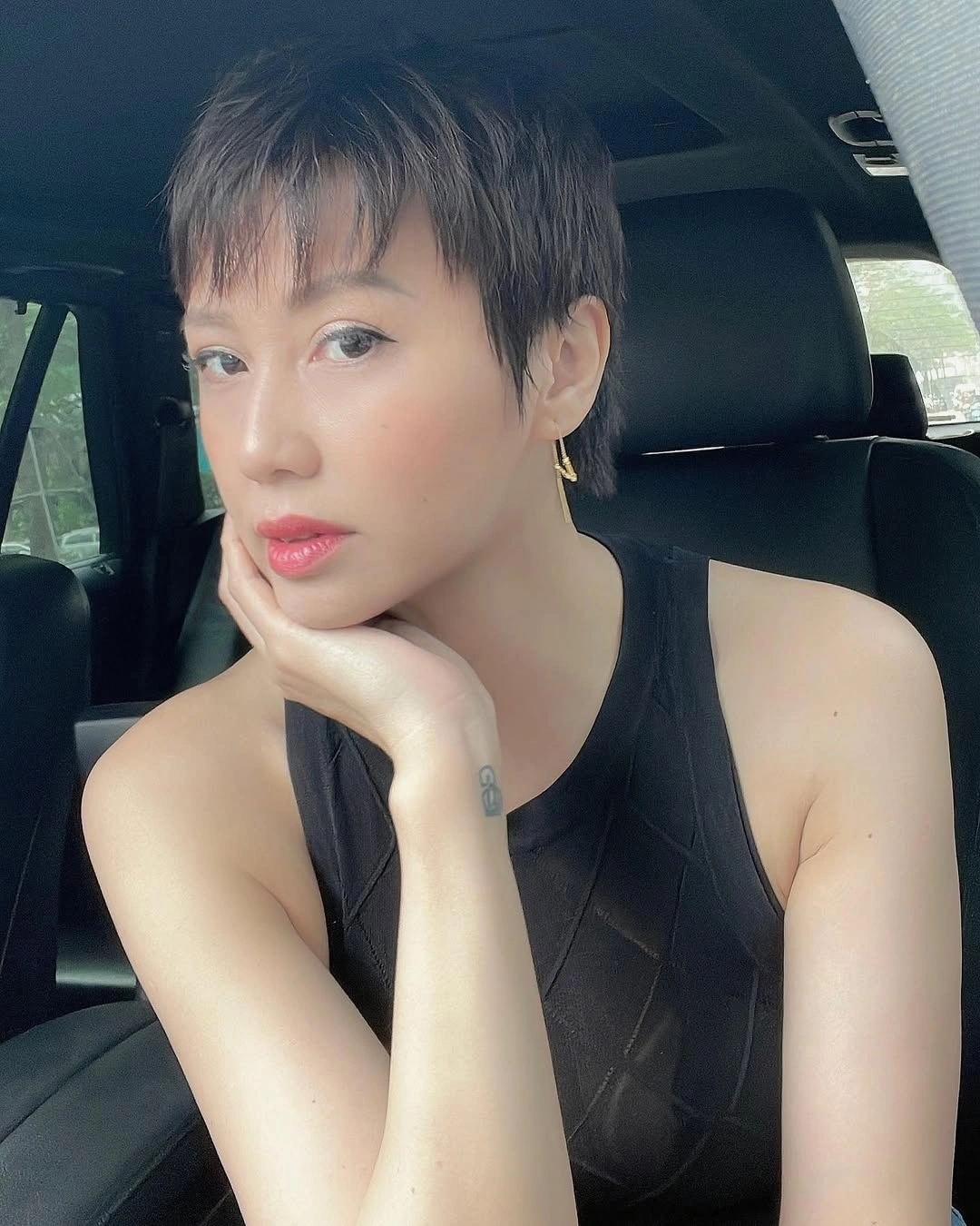 Mẹ vợ Bùi Tiến Dũng sinh ở nơi "phụ nữ đẹp nhất thế giới", nhìn sang mẹ vợ Đoàn Văn Hậu càng trầm trồ hơn - 12