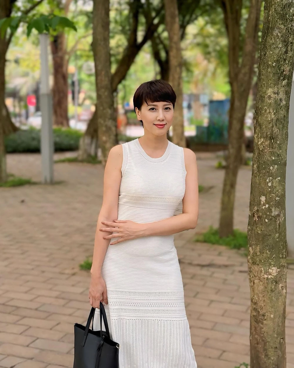 Mẹ vợ Bùi Tiến Dũng sinh ở nơi "phụ nữ đẹp nhất thế giới", nhìn sang mẹ vợ Đoàn Văn Hậu càng trầm trồ hơn - 16