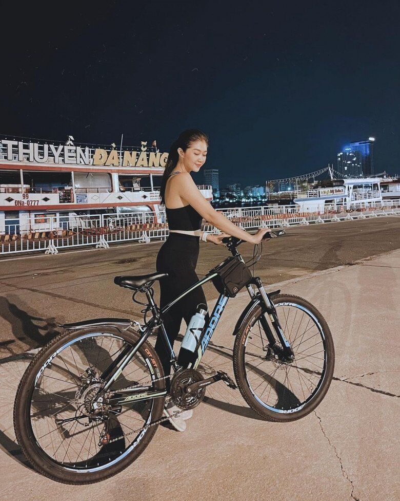 Nữ tiếp viên trưởng đẹp nhất nhì ngành hàng không có gia thế đặc biệt, U40 giữ da trong như ngọc, body không góc chết - 13