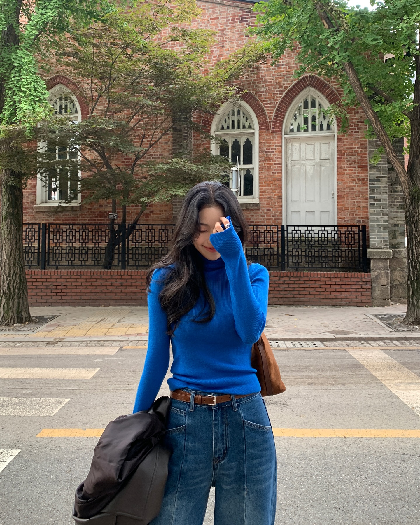 Sau khi thử loạt outfit mùa lạnh, đây là 4 kiểu áo đẹp mặc cùng quần jeans giúp tôi sang như quý cô nước Pháp - 10
