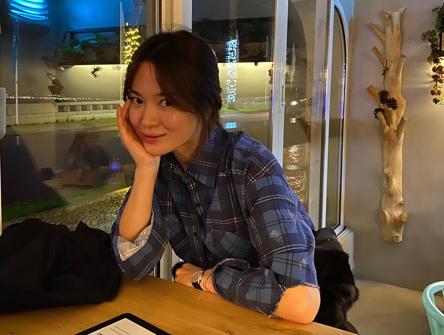Học ngay 3 “vũ khí thời trang” của Song Hye Kyo giúp phụ nữ tuổi 40 nâng tầm phong cách và khí chất chỉ trong tích tắc - 16