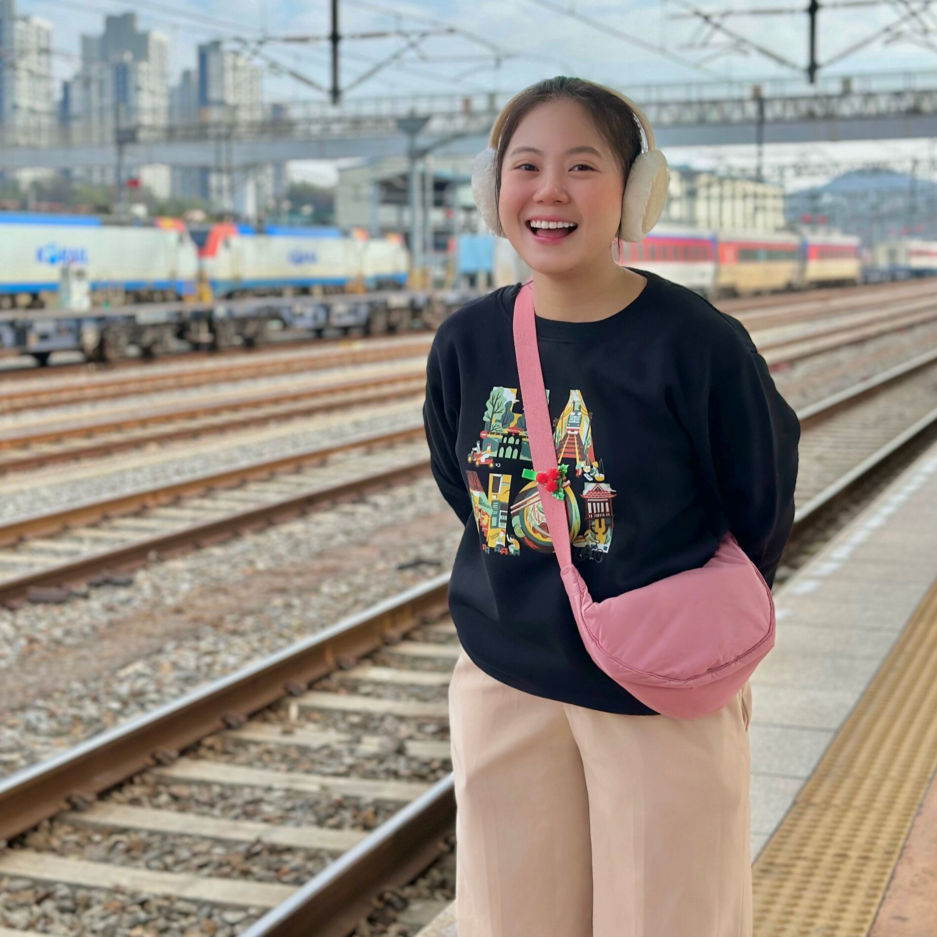 Nữ cơ phó U30 đốn tim với gương mặt &#34;búng ra sữa&#34;, ăn mặc dễ thương như nữ sinh khác hẳn khi mặc đồng phục bay - 12