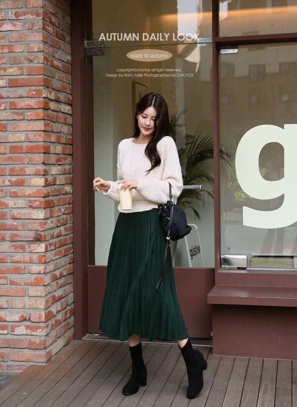 Sang đông, chị em chỉ cần sắm 4 kiểu giày vừa ấm vừa kéo chân này, phối đủ kiểu váy áo đều hợp - 12