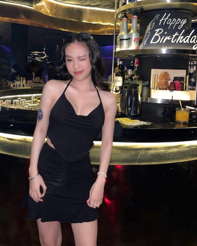 &#34;Tình địch 1 thời của Midu&#34; trùng tu toàn bộ nhan sắc, gây sốc với mốt không thấy nội y trưng trổ vòng một căng tràn - 15