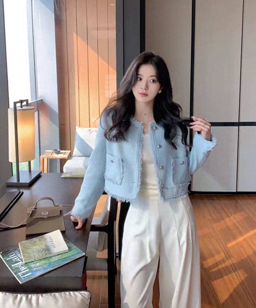 Chị em cao dưới 1m60 đừng mặc áo khoác dài, thay bằng 4 kiểu áo dáng ngắn này hóa thành 1m70 lại sành điệu - 1