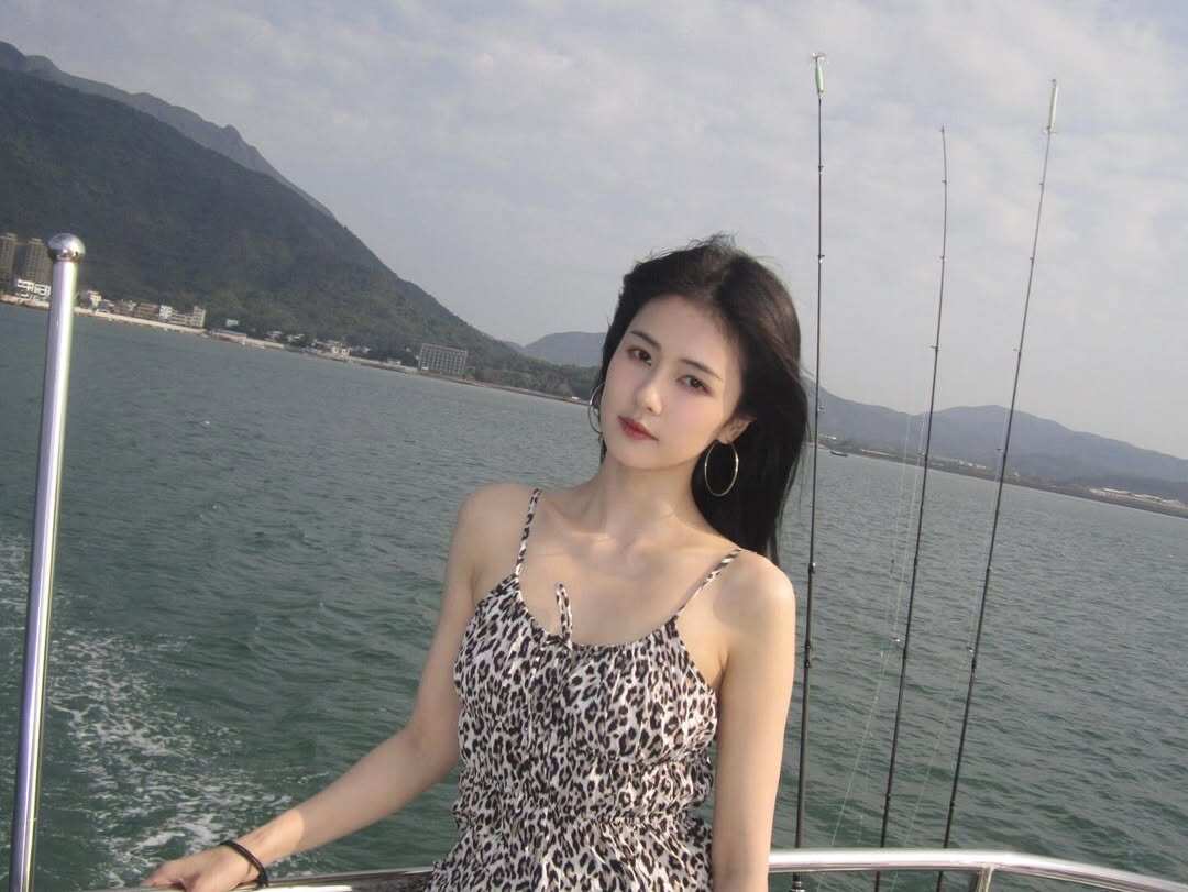 Mỹ nữ giàu nhất Trung Quốc 31 tuổi ăn diện trẻ như gái 20, chỉ mê mặc một kiểu khoe &#34;điểm vàng&#34; cơ thể - 8