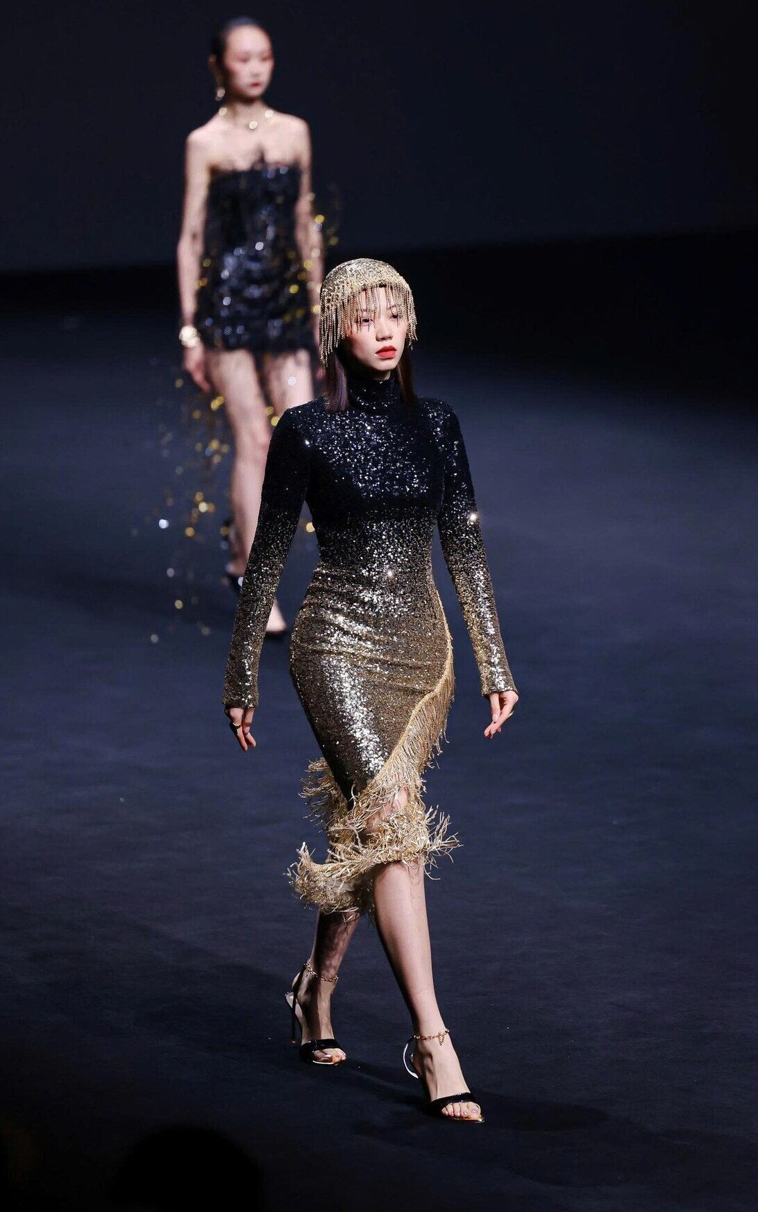 Lê Hoàng Phương làm first face, Hoàng Thùy khoe chân dài miên man trên sàn diễn Shanghai Fashion Week - 4