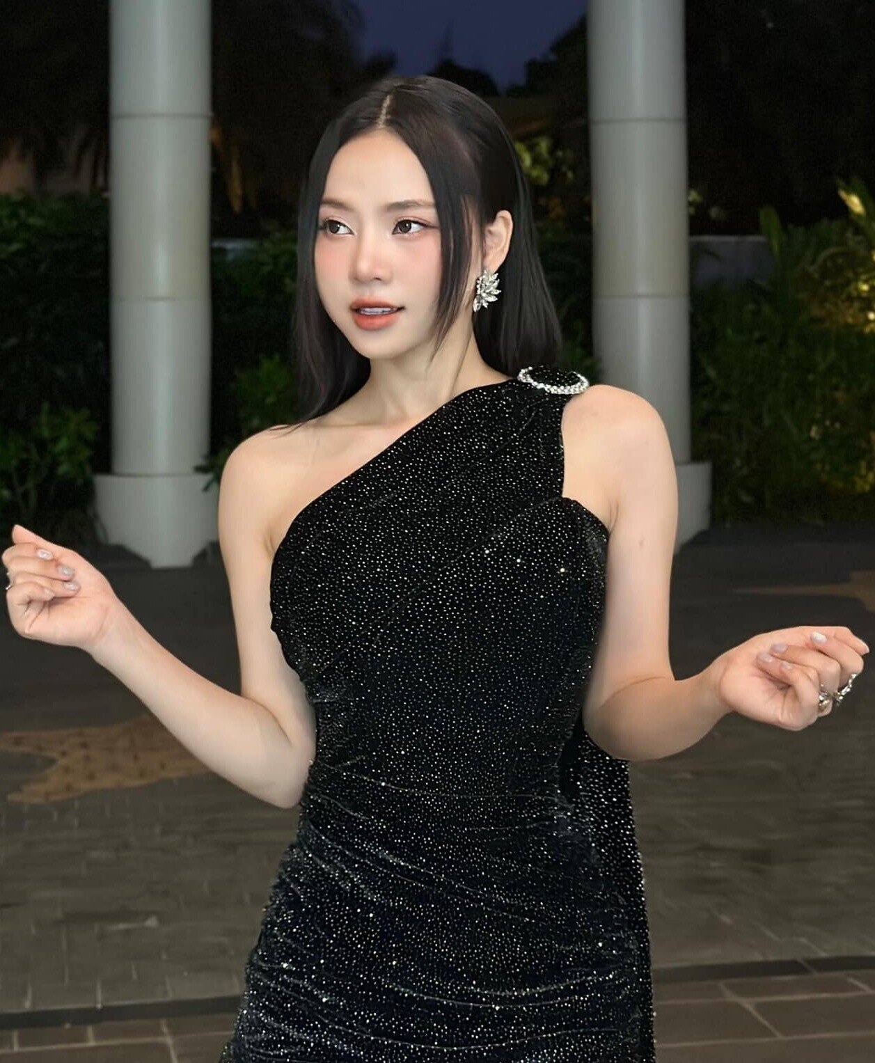 Nữ ca sĩ 1m54 như &#34;sinh đôi&#34; với Hoa hậu Mai Phương, mê mặc khoét sâu khoe vòng một phồn thực hậu &#34;dao kéo&#34; - 12
