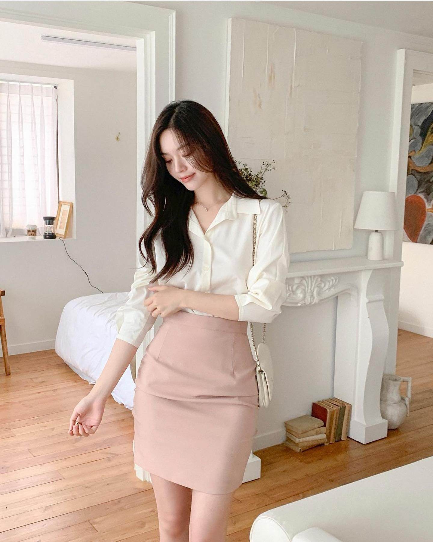 Chị em công sở muốn mặc đẹp mỗi ngày, nhất định phải có đủ 5 kiểu sơ mi &#34;thần thánh&#34; này trong tủ đồ - 1