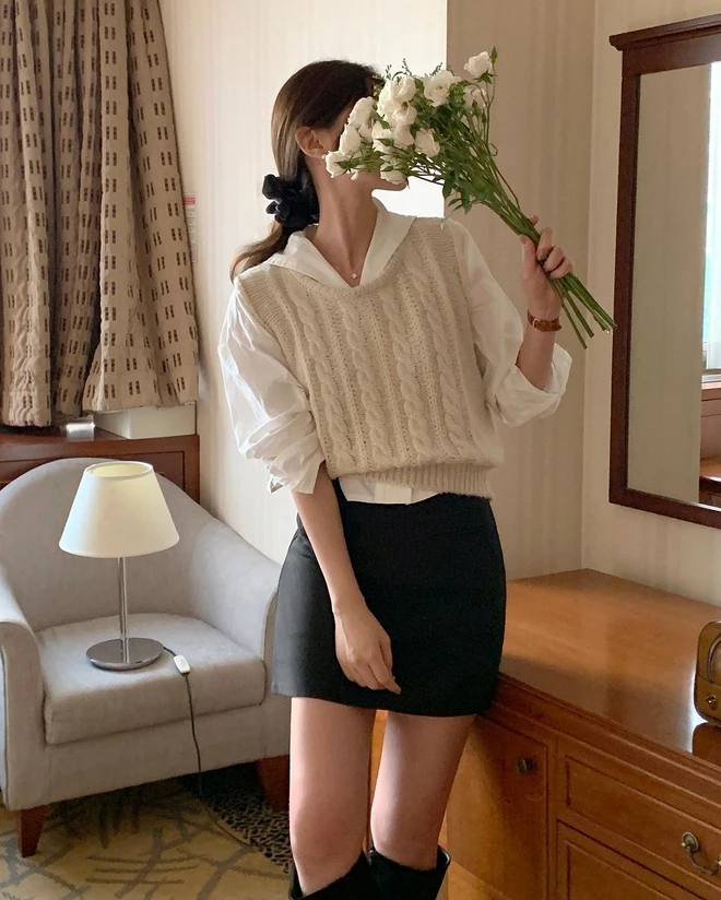 Đừng mãi mặc áo thun + quần jeans &#34;chán ngắt&#34;, thêm 4 công thức này vào khi đi làm: Vừa thanh lịch vừa &#34;nâng gu&#34; thấy rõ! - 1
