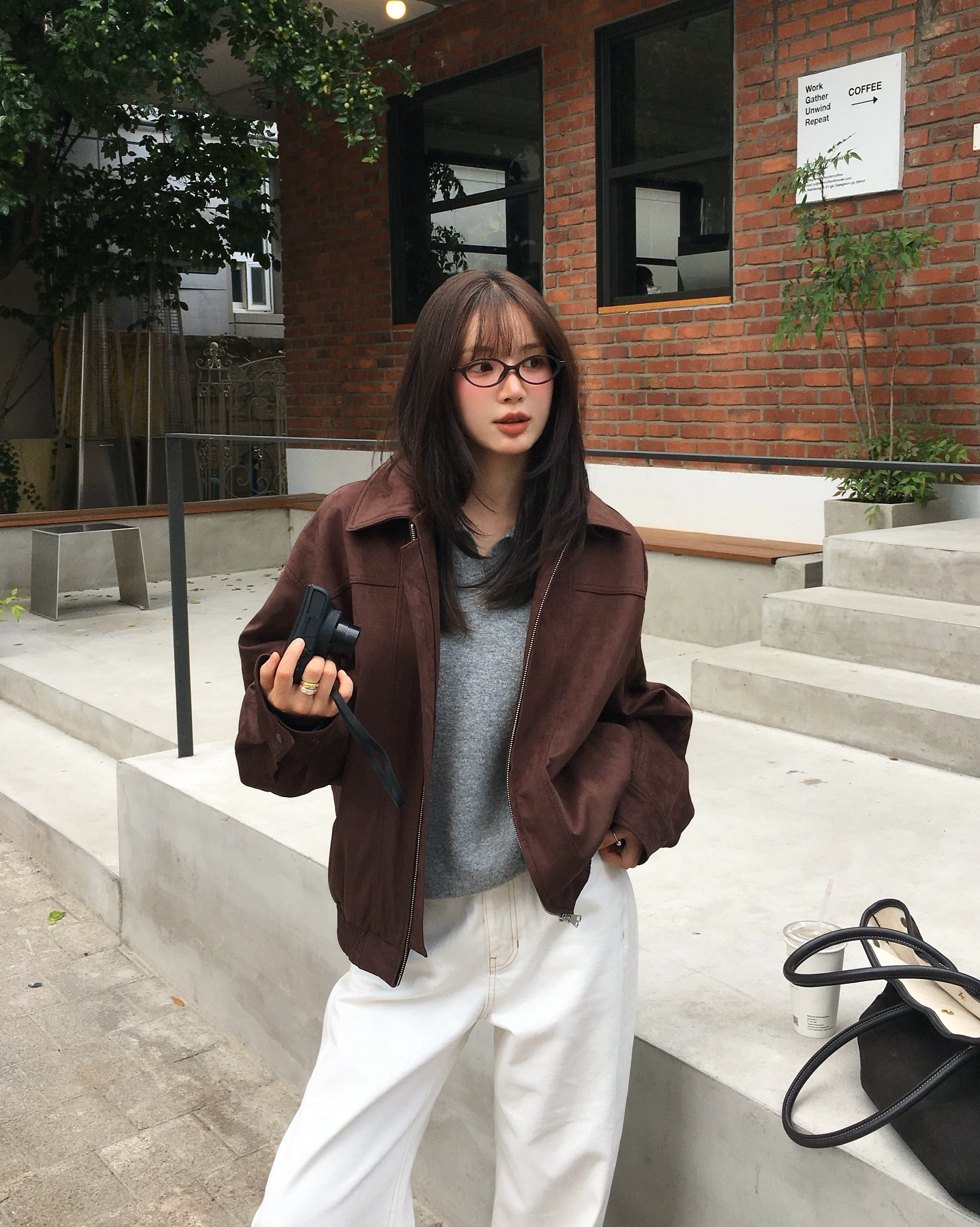 Màu nâu bất ngờ &#34;lên ngôi&#34; trong mùa đông 2025, hội yêu thời trang phải sắm ngay 5 item để mặc đâu cũng đẹp - 1