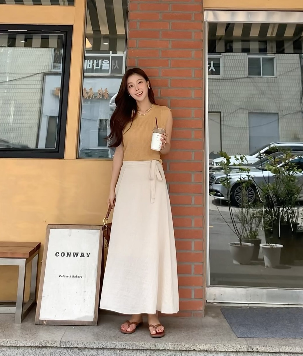 Mặc chân váy xuyên tuần, tôi nhận ra 4 dáng &#34;hack chân&#34; thần kỳ, chị em công sở nào cũng nên có - 1