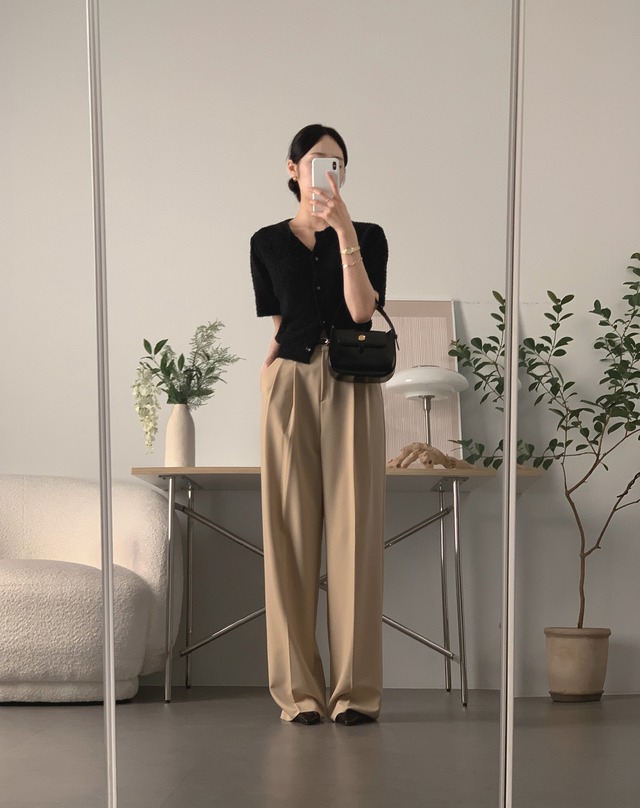 Màu quần trẻ hơn quần đen, sang hơn quần trắng, phối với 4 kiểu áo này là chuẩn "tinh hoa hội tụ" - 1