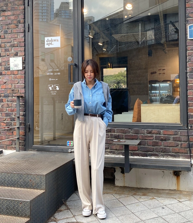 Phụ nữ trên 40 phải sắm ngay 4 kiểu denim giúp trẻ hoá phong cách, mặc đi làm hay đi chơi đều đẹp - 1