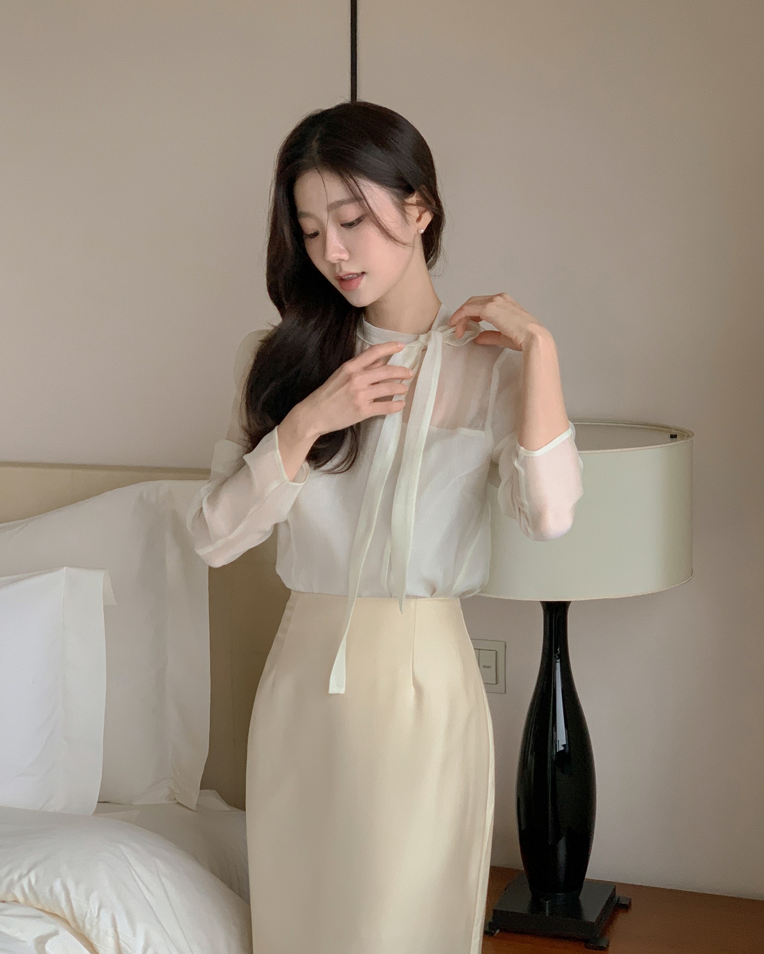 Mùa đông thích mặc chân váy suông, chị em sắm ngay 4 kiểu áo này để phối cùng là đẹp chuẩn chỉnh, tôn dáng khỏi nghĩ - 1