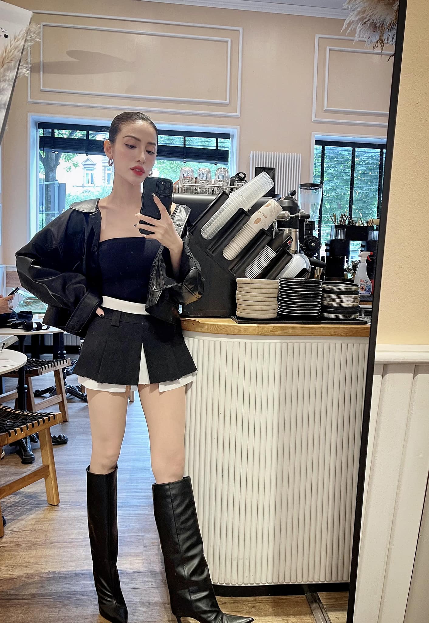 Mẹ đơn thân lấy &#34;hồng hài nhi&#34; được tặng kim cương size khủng, U40 sở hữu vòng eo đẹp hơn Ngọc Trinh - 6