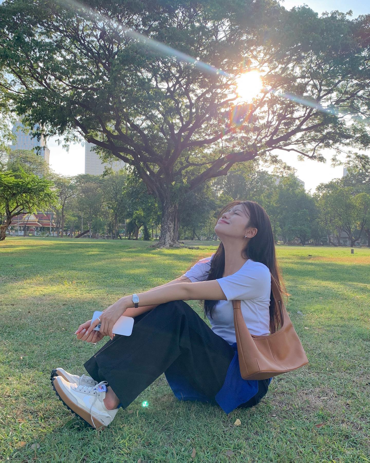 Phụ nữ U40 muốn &#34;cưa sừng làm nghé&#34; phải có 4 kiểu giày này trong tủ đồ: Diện đồ nào cũng sang, trẻ ra hơn vài tuổi - 20