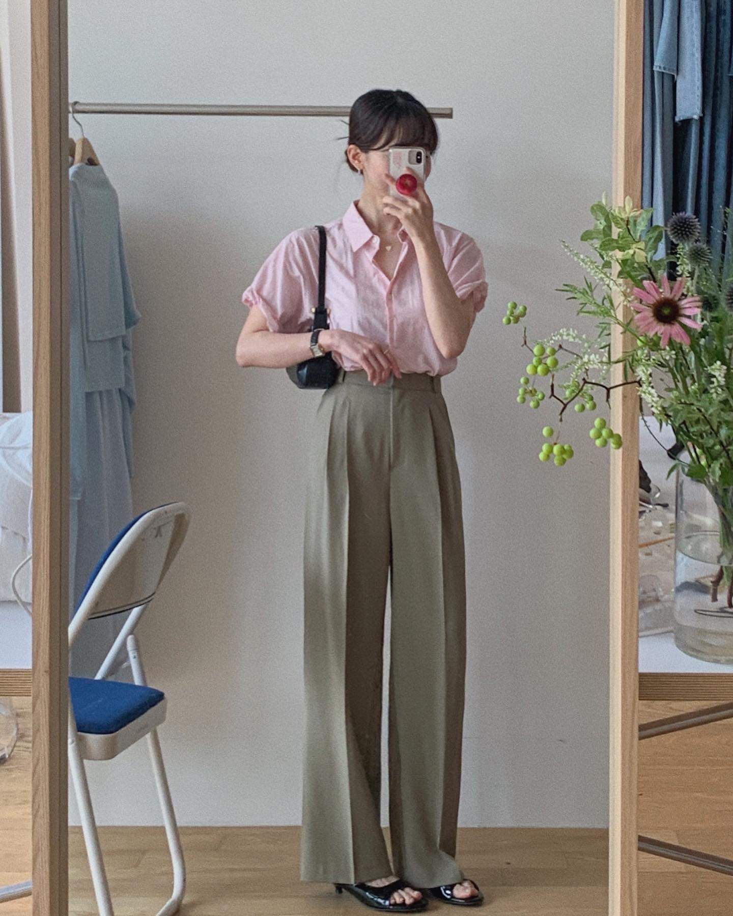 Màu quần trẻ hơn quần đen, sang hơn quần trắng, phối với 4 kiểu áo này là chuẩn "tinh hoa hội tụ" - 10