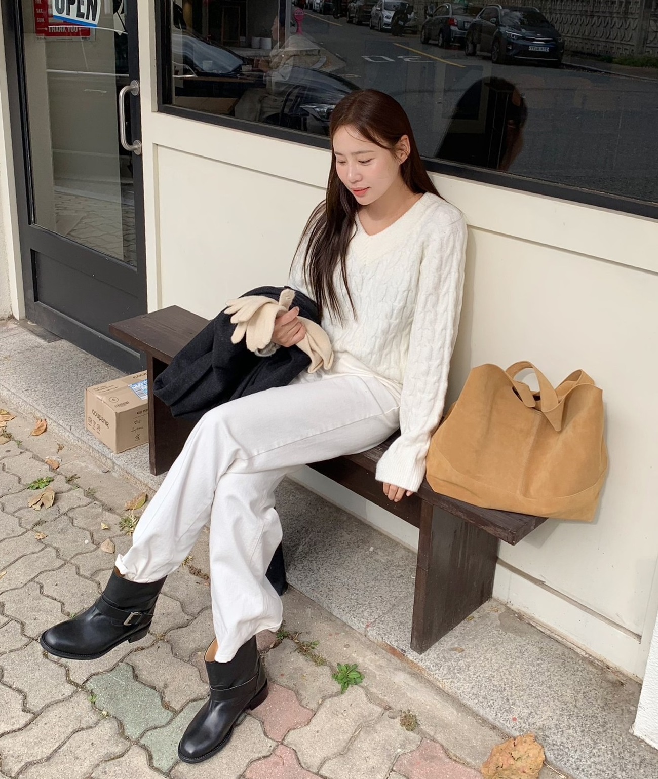 Mùa lạnh đón đầu xu hướng diện quần trắng nhờ 4 công thức này, hội chị em vừa mặc ấm lại trẻ trung hơn tuổi - 11