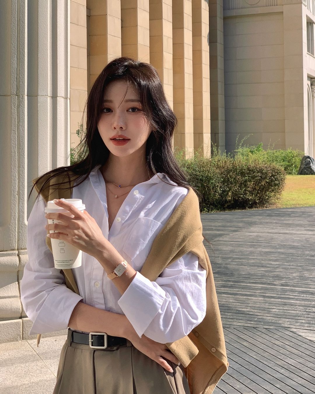 Sơ mi và áo len "cực hợp" mùa lạnh, 4 kiểu này khiến mọi cô gái đều mê mẩn mà chẳng cần nghĩ nhiều - 10