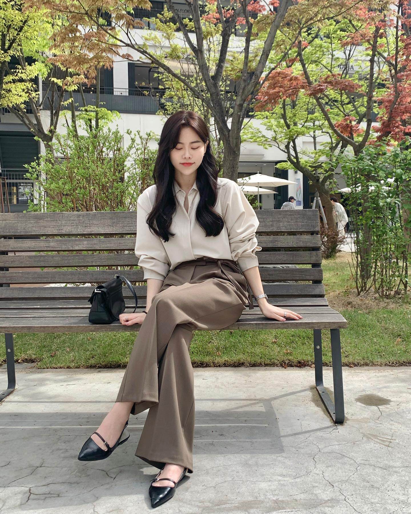 Màu quần trẻ hơn quần đen, sang hơn quần trắng, phối với 4 kiểu áo này là chuẩn "tinh hoa hội tụ" - 11