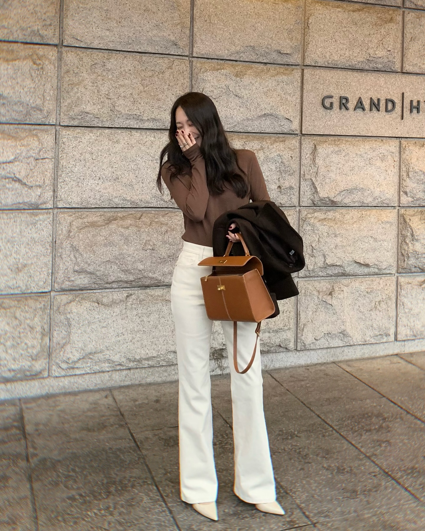 Phụ nữ U40 mùa đông nhất định phải có 4 kiểu giày này để mặc gì cũng sang, vừa tôn dáng lại nâng tầm phong cách - 11