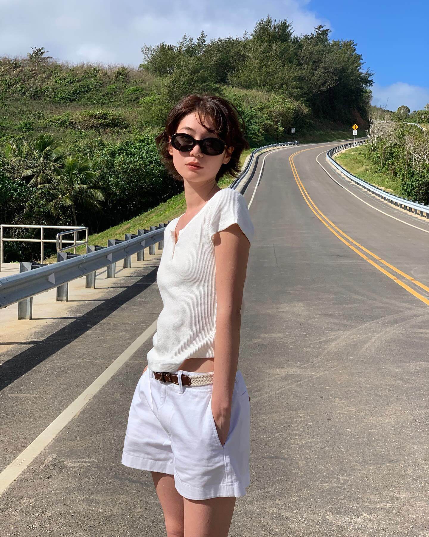 Áo thun trắng sắp bị "soán ngôi", kiểu áo này mới là "chân ái" quanh năm của chị em, càng diện càng trẻ sang - 11