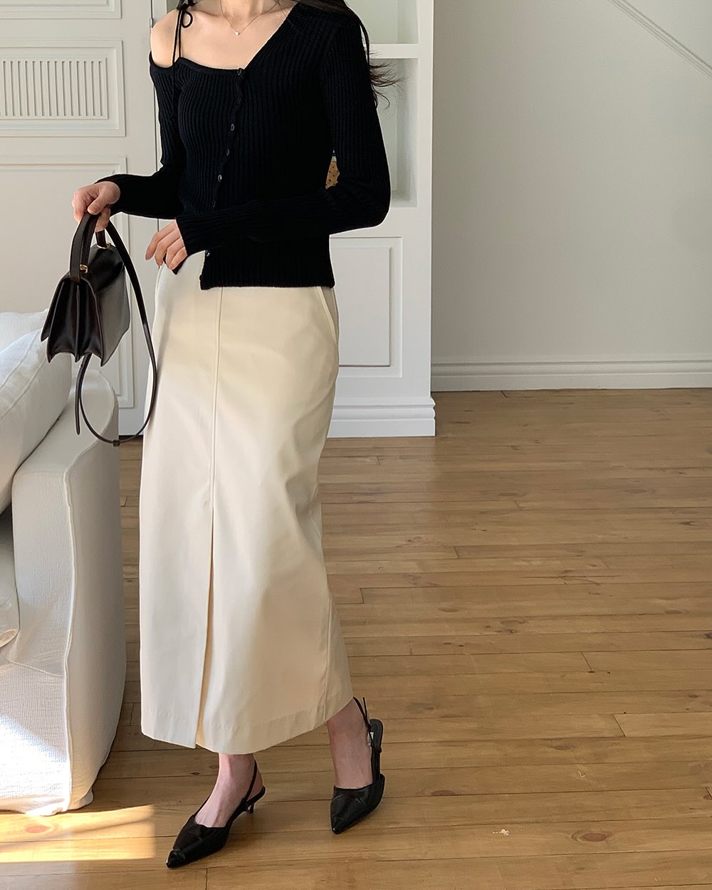 Mặc chân váy xuyên tuần, tôi nhận ra 4 dáng &#34;hack chân&#34; thần kỳ, chị em công sở nào cũng nên có - 12