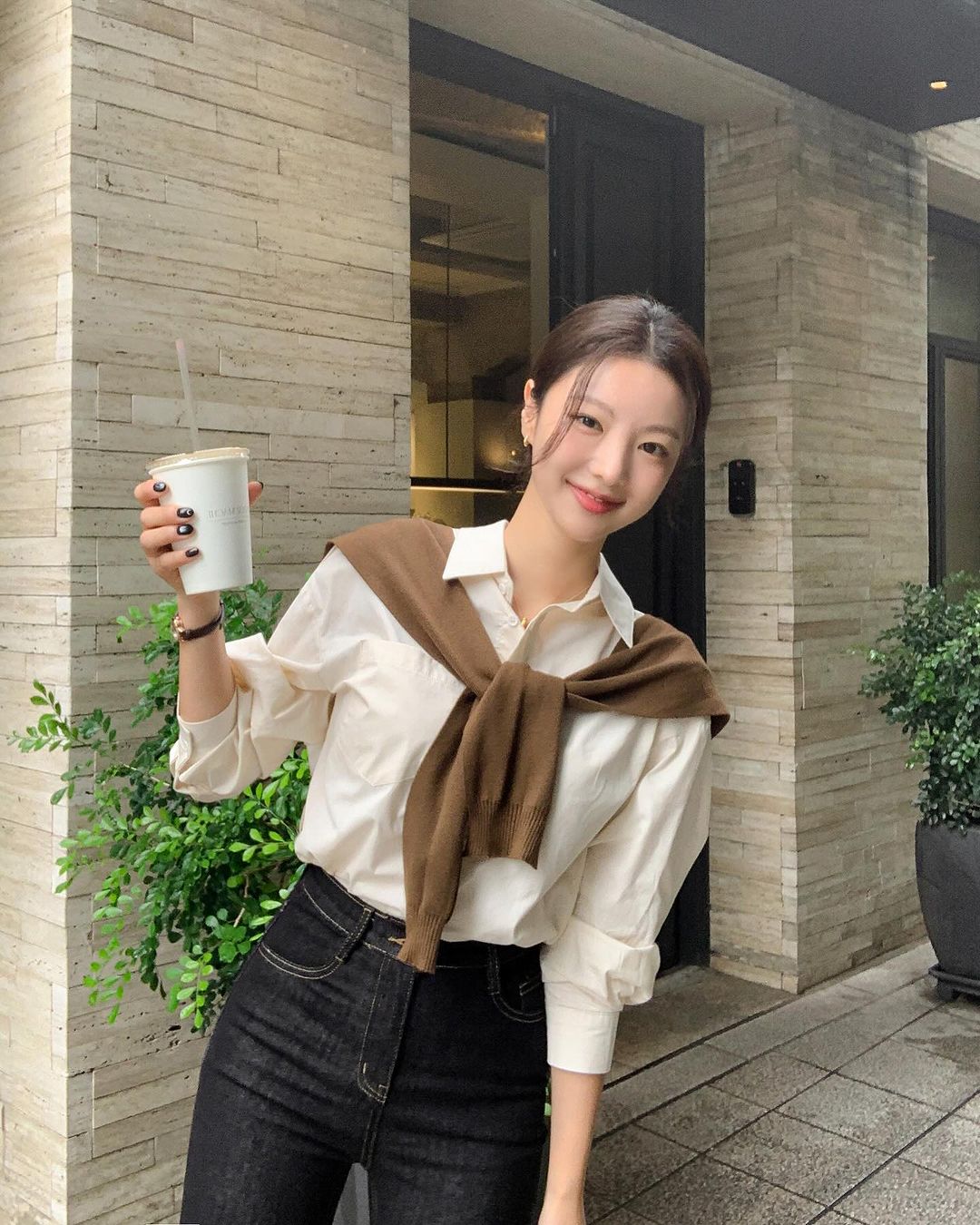 Sơ mi và áo len "cực hợp" mùa lạnh, 4 kiểu này khiến mọi cô gái đều mê mẩn mà chẳng cần nghĩ nhiều - 12