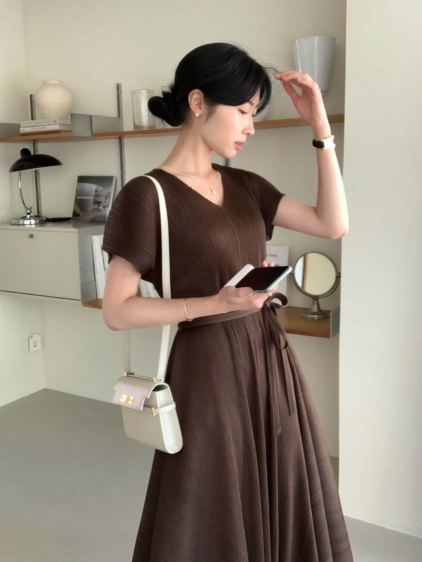 Màu nâu bất ngờ &#34;lên ngôi&#34; trong mùa đông 2025, hội yêu thời trang phải sắm ngay 5 item để mặc đâu cũng đẹp - 13