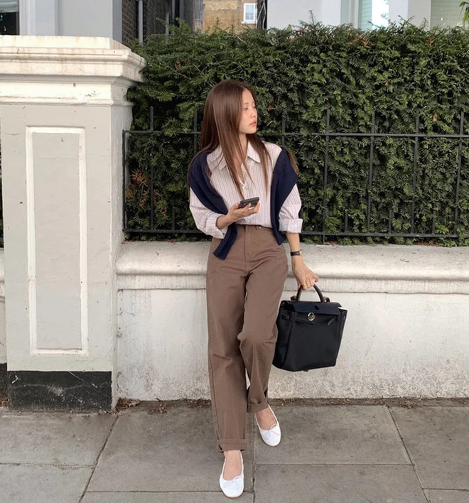 Sơ mi và áo len "cực hợp" mùa lạnh, 4 kiểu này khiến mọi cô gái đều mê mẩn mà chẳng cần nghĩ nhiều - 11