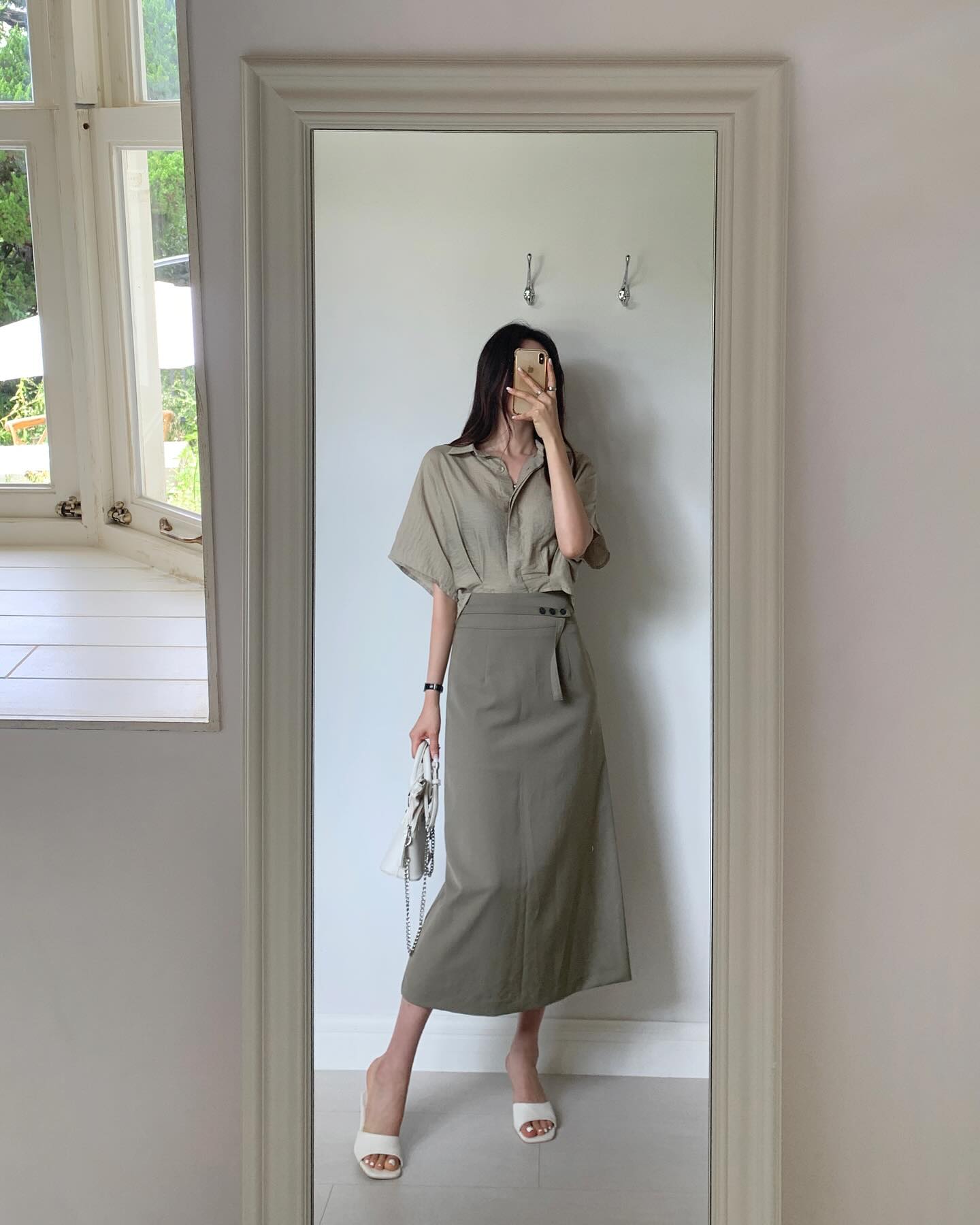 Mùa đông thích mặc chân váy suông, chị em sắm ngay 4 kiểu áo này để phối cùng là đẹp chuẩn chỉnh, tôn dáng khỏi nghĩ - 13