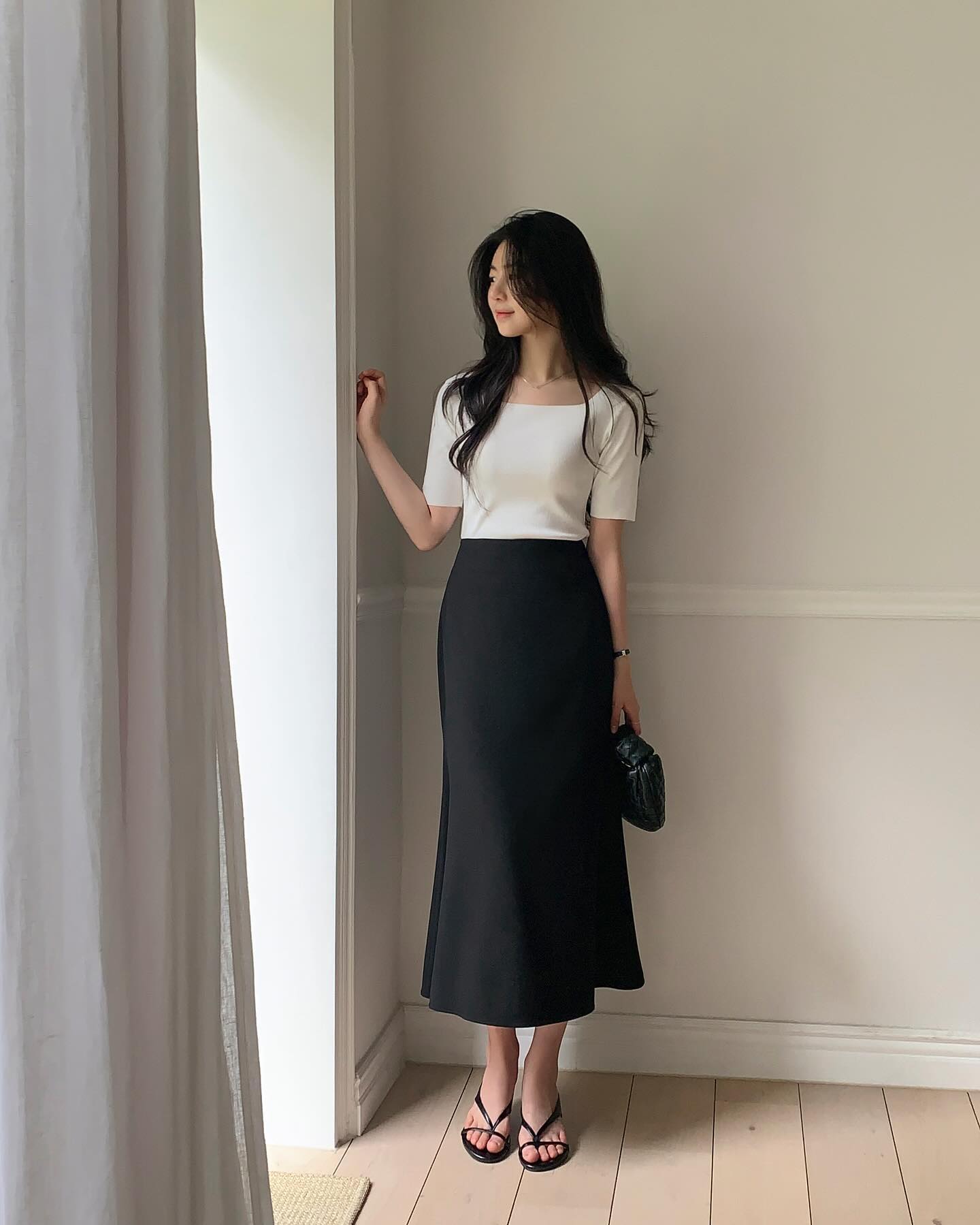 Phụ nữ Pháp mặc đơn giản vẫn cuốn hút nhờ chân váy lụa: 5 kiểu phối này là "chân ái" đẹp bất bại - 12