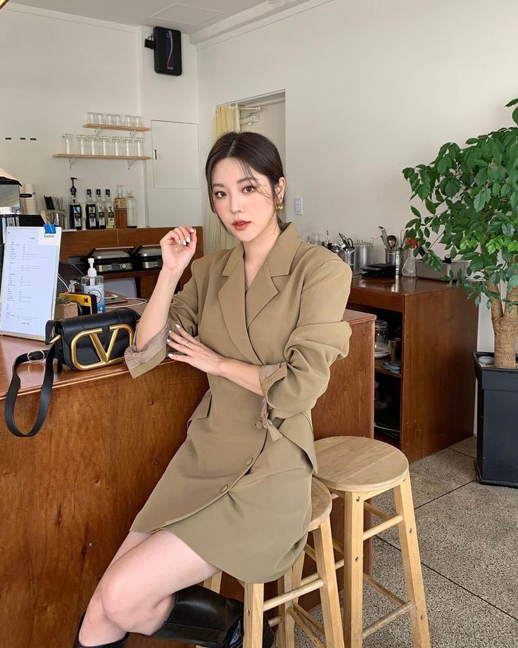 Màu nâu bất ngờ &#34;lên ngôi&#34; trong mùa đông 2025, hội yêu thời trang phải sắm ngay 5 item để mặc đâu cũng đẹp - 14