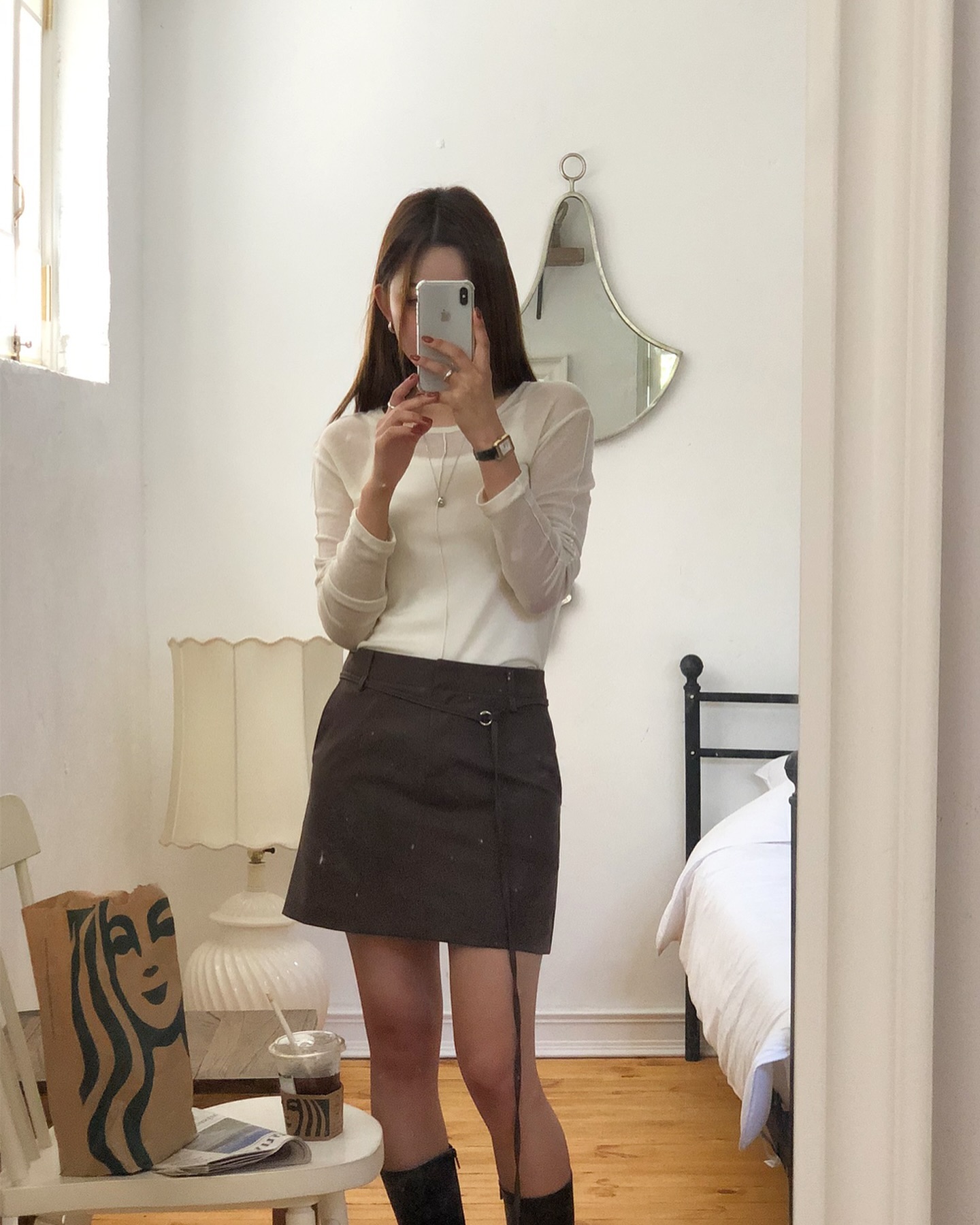 Mặc chân váy xuyên tuần, tôi nhận ra 4 dáng &#34;hack chân&#34; thần kỳ, chị em công sở nào cũng nên có - 14