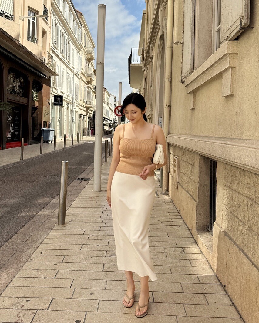 Phụ nữ Pháp mặc đơn giản vẫn cuốn hút nhờ chân váy lụa: 5 kiểu phối này là "chân ái" đẹp bất bại - 14