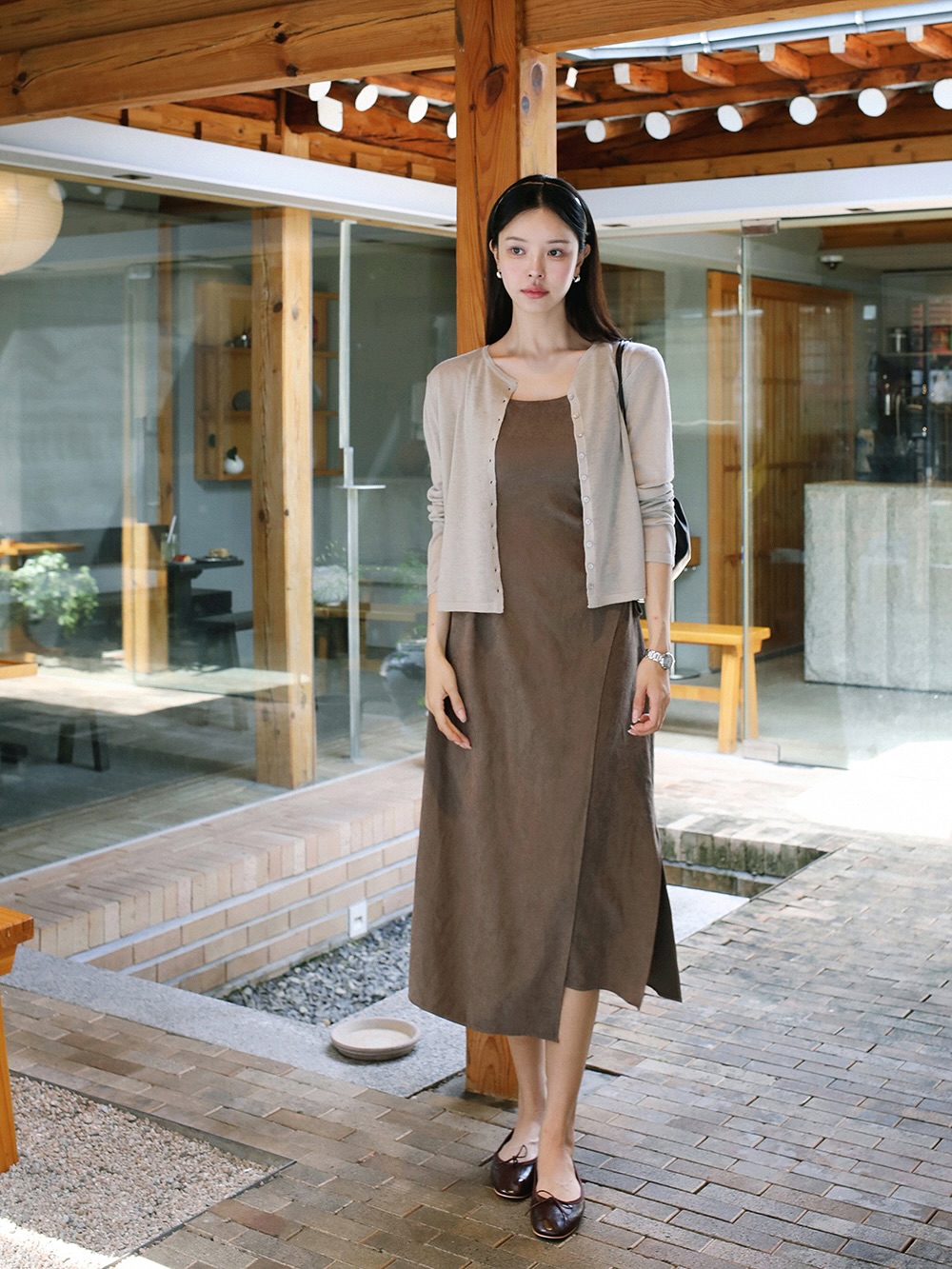 Màu nâu bất ngờ &#34;lên ngôi&#34; trong mùa đông 2025, hội yêu thời trang phải sắm ngay 5 item để mặc đâu cũng đẹp - 15