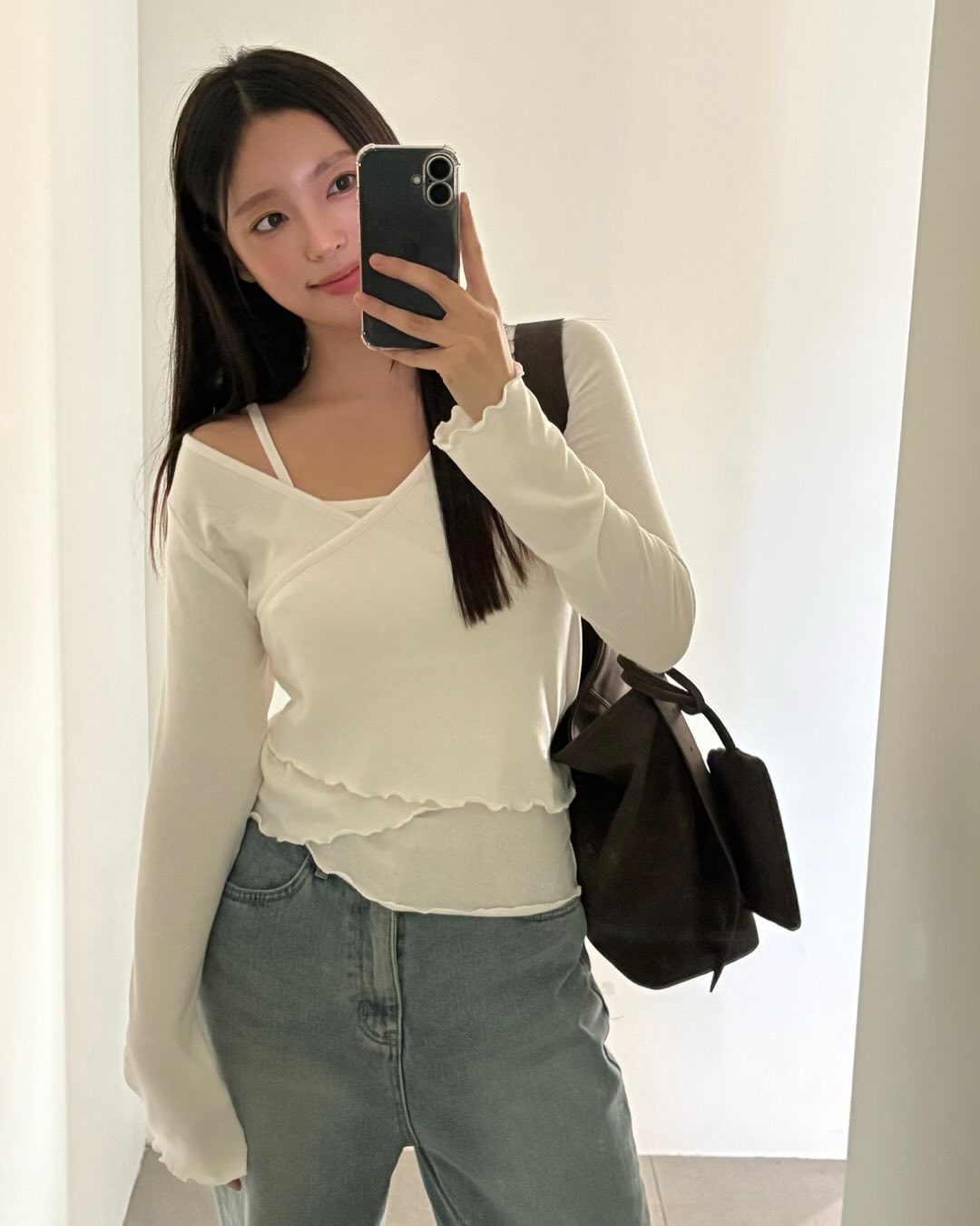 Chẳng cần nghĩ nhiều, mùa đông tôi vẫn sang khỏi bàn nhờ 5 kiểu áo này: Diện lên xinh hơn hẳn, nhìn phát đã thấy có gu - 16