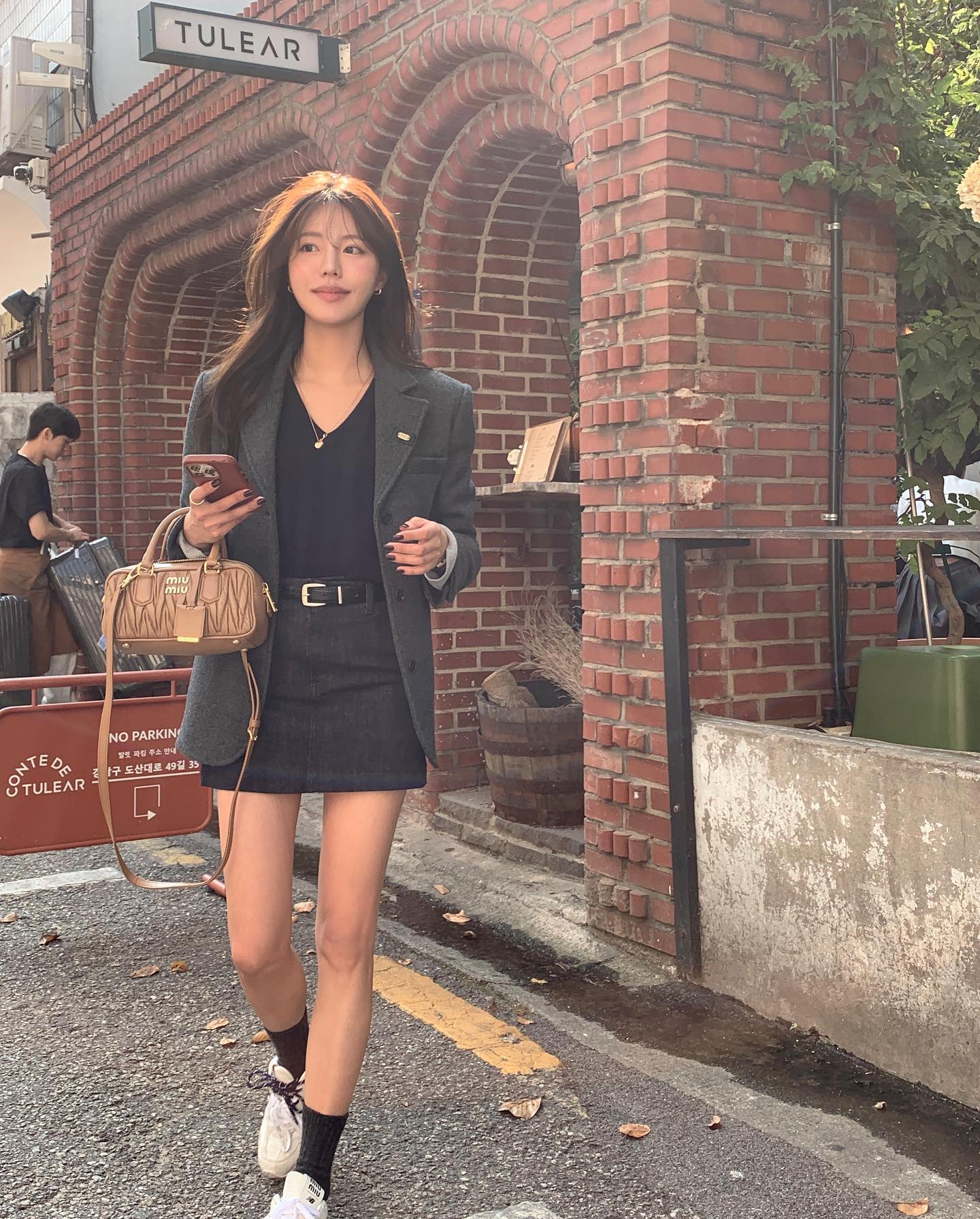 Mặc chân váy xuyên tuần, tôi nhận ra 4 dáng &#34;hack chân&#34; thần kỳ, chị em công sở nào cũng nên có - 16